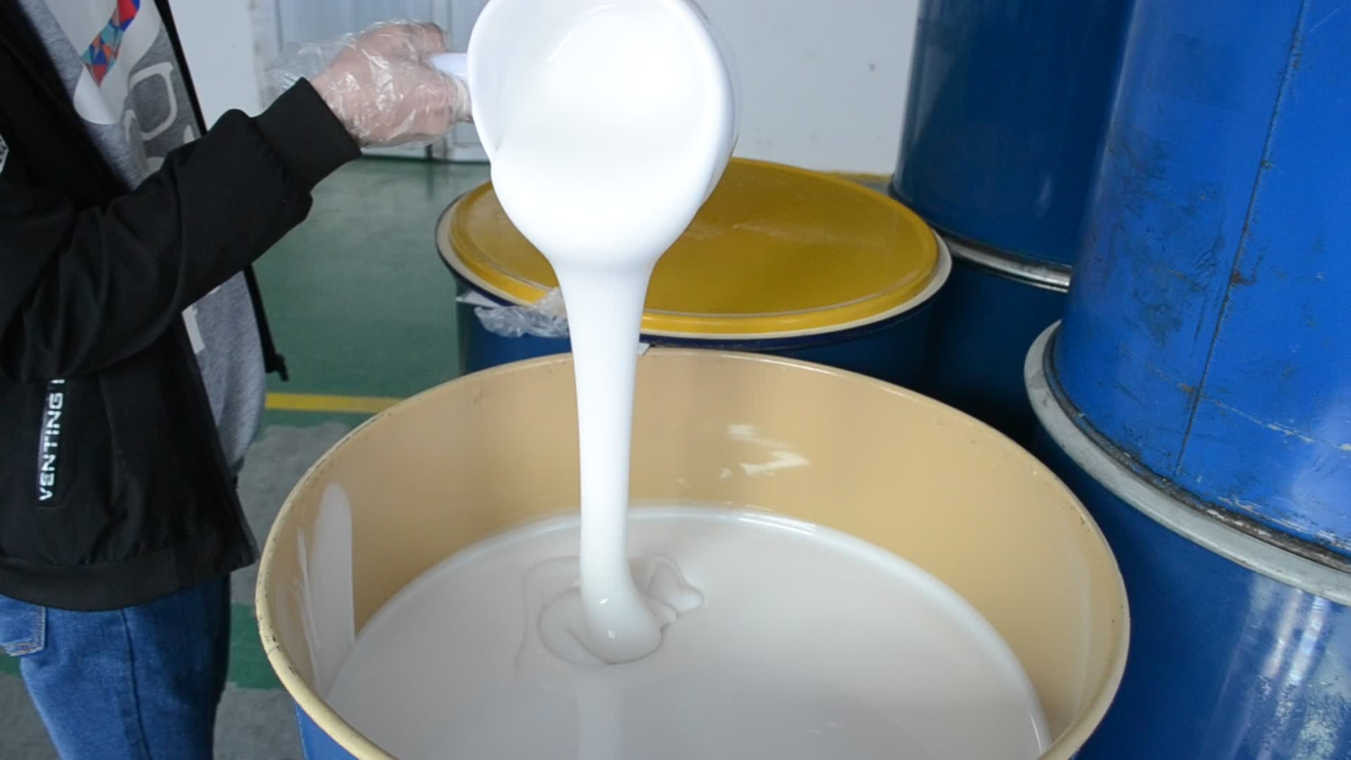 選購模具硅膠如何適應(yīng)小批量與大批量生產(chǎn)的靈活需求？